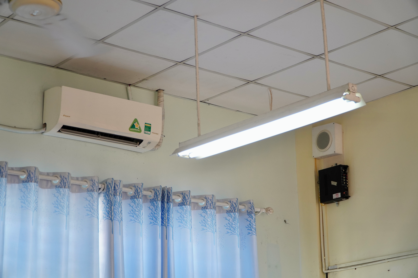 Học sinh trong lớp học có máy lạnh tại TPHCM